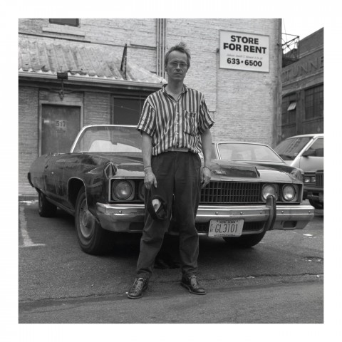 Homme devant sa voiture. NYC 1989