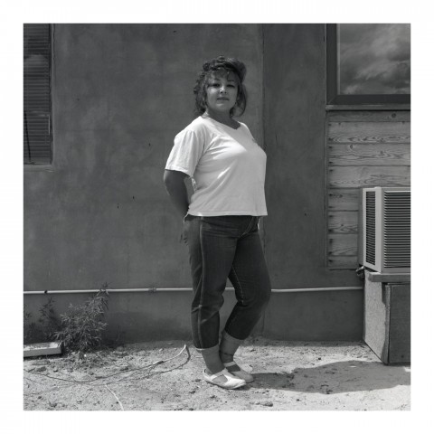 Jeune Femme devant un mur en adobe. Santa Fe, NM.1989