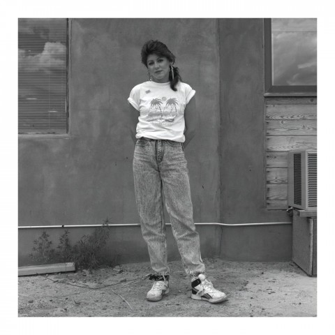 Jeune Femme devant un mur en adobe. Santa Fé NM, 1989