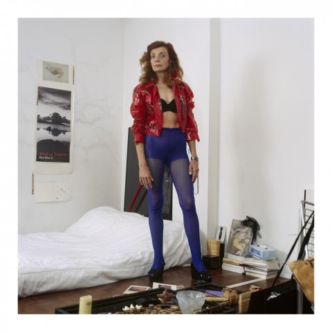 Jeune Femme rousse portant un blousonrouge et des collants bleus. Paris 2007