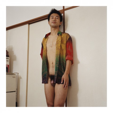 Jeune homme portant une chemise hawaïenne. Tokyo 2002