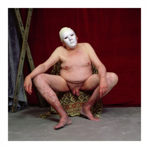 150-Homme assis portant un masque blanc, Paris, 1999