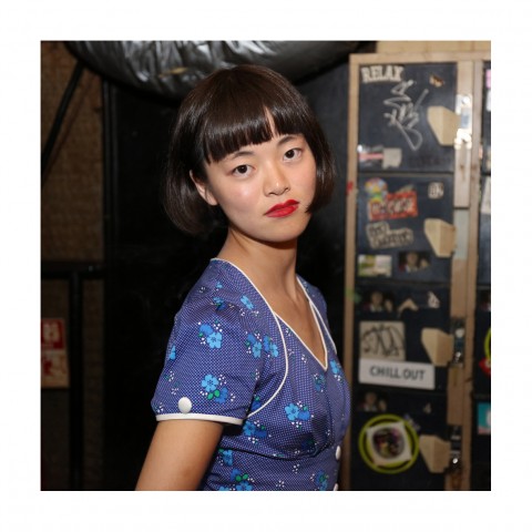 Jeune femme brune portant une robe bleue. Kyoto, 2016