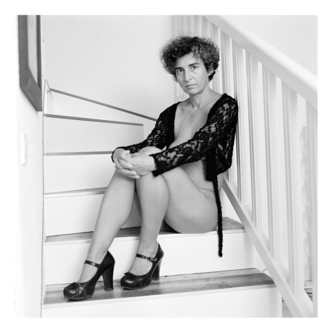 Jeune femme assise dans un escalier-Grenoble-2014