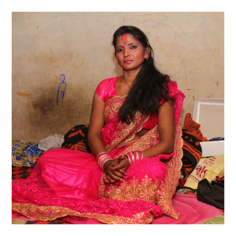 280-Jeune femme brune portant un saree rose-Varanasi-2019-416A3433