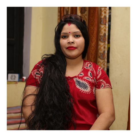 280-Jeune femme brune portant une robe rouge-Varanasi-2019