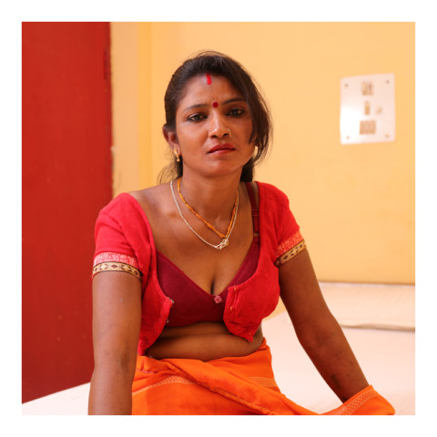 280-Jeune femme brune à la brassière entrouverte-Varanasi 2019-416A3482