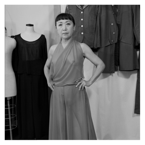 Portrait d'une jeune femme brune, couturière, dans son atelier-Japon-2019